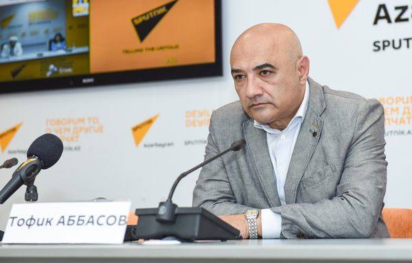 Политолог Тофиг Аббасов в ходе видеомоста, посвященного месяцу Рамазан - Sputnik Азербайджан