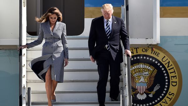 Президент США Дональд Трамп и первая леди Мелания Трамп в Брюссельском аэропорту - Sputnik Азербайджан