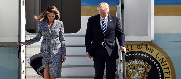 Президент США Дональд Трамп и первая леди Мелания Трамп в Брюссельском аэропорту - Sputnik Азербайджан