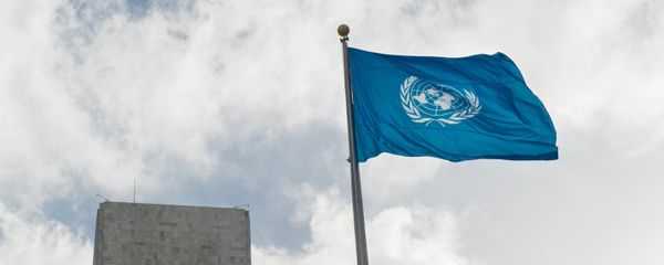 Флаг у штаб-квартиры ООН в Нью-Йорке, фото из архива - Sputnik Азербайджан