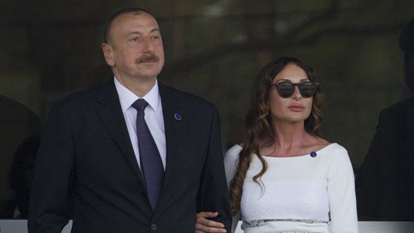 Президент Азербайджана Ильхам Алиев и его супруга Мехрибан Алиева смотрят последние минуты Гран-при Европы Формулы-1 на Бакинском кольце в Баку, Азербайджан, фото из архива - Sputnik Азербайджан