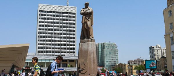Памятник Джафару Джаббарлы в Баку - Sputnik Азербайджан