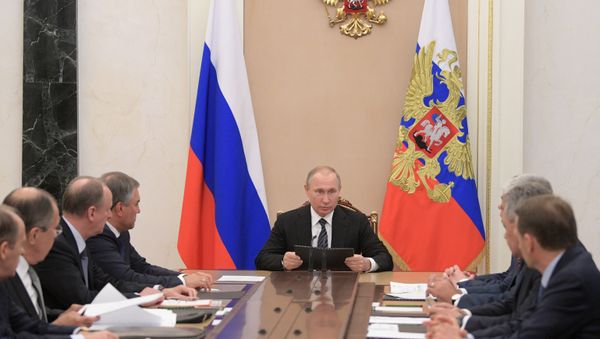 Президент РФ Владимир Путин проводит совещание с постоянными членами Совета безопасности РФ - Sputnik Азербайджан