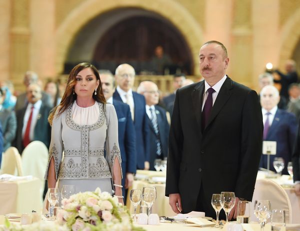 Президент Ильхам Алиев и первая леди Мехрибан Алиева в официальном приеме по случаю 28 Мая – Дня Республики  - Sputnik Азербайджан