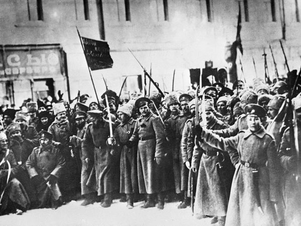 Участники Февральской буржуазно-демократической революции на улицах Петрограда. 1917 год - Sputnik Азербайджан