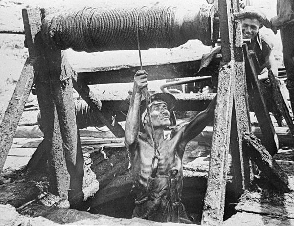 Добыча нефти колодезным способом. Баку, 1917 год - Sputnik Азербайджан