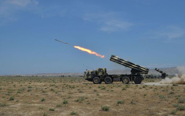 Ракетные и артиллерийские соединения проводят учения с боевыми стрельбами - Sputnik Азербайджан