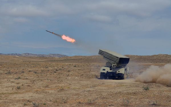 Ракетные и артиллерийские соединения проводят учения с боевыми стрельбами - Sputnik Азербайджан