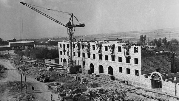 Строительство жилого здания в Ереване, 1957 год - Sputnik Азербайджан