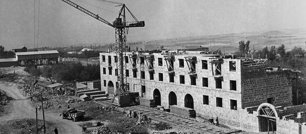 Строительство жилого здания в Ереване, 1957 год - Sputnik Азербайджан