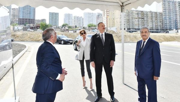 Президент Ильхам Алиев и Первая леди Мехрибан Алиева приняли участие в открытии новых дорог в Баку - Sputnik Азербайджан