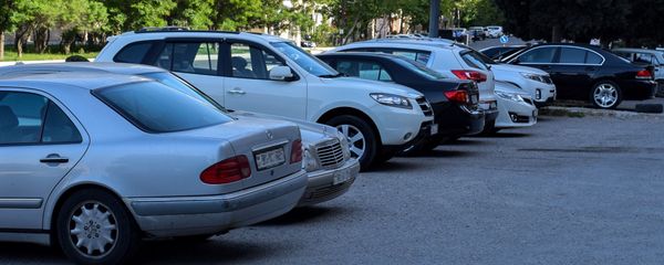 Автомобили, припаркованные на одной из улиц Баку, фото из архива - Sputnik Азербайджан