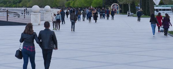 Жители столицы на Приморском бульваре в Баку - Sputnik Азербайджан