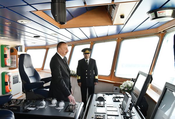 Президент Ильхам Алиев принял участие в церемонии сдачи в эксплуатацию судов Джебраил и Губадлы - Sputnik Азербайджан