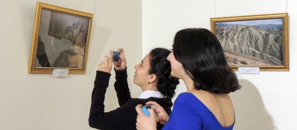 Посетители выставки Цель: Весна в Азербайджанском национальном музее искусств - Sputnik Азербайджан