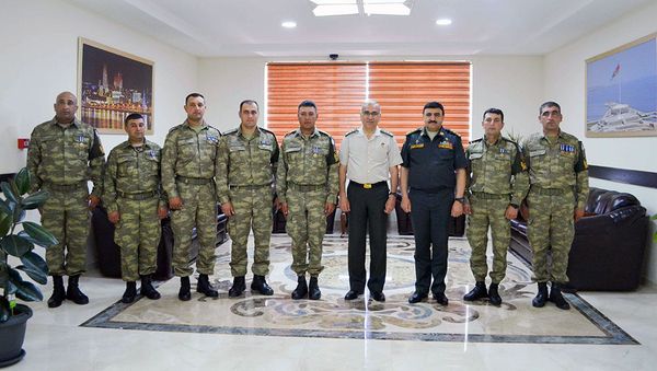 Начальник штаба НАТО в Измире генерал-майор Эрхан Узун с азербайджанскими миротворцами - Sputnik Азербайджан