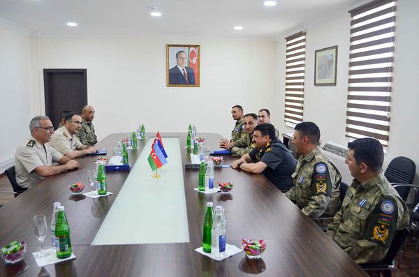 Начальник штаба НАТО в Измире генерал-майор Эрхан Узун с азербайджанскими миротворцами  - Sputnik Азербайджан