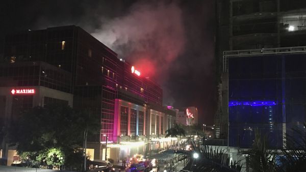 Дым над зданием отеля и казино Resorts World в центре Манилы, Филиппины - Sputnik Азербайджан