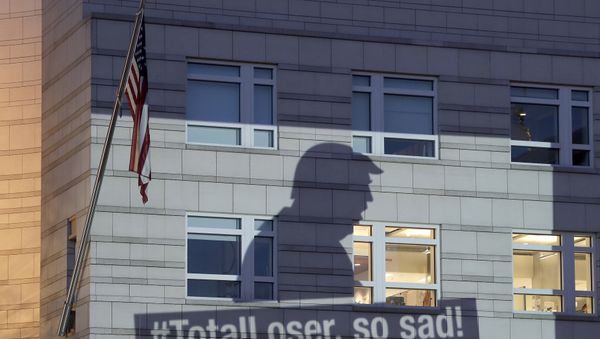 Баннер Гринпис с изображением президента США Дональда Трампа проецируется на фасад посольства США в Берлине, 2 июня 2017 года - Sputnik Азербайджан