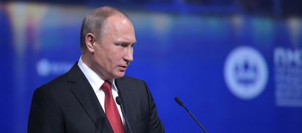 Президент РФ Владимир Путин выступает на пленарном заседании Санкт-Петербургского международного экономического форума 2017 в Экспофоруме - Sputnik Азербайджан