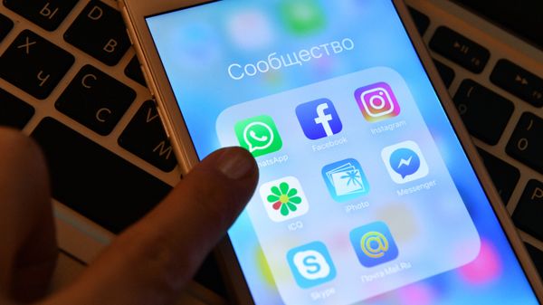 Иконка мессенджера WhatsApp на экране смартфона - Sputnik Азербайджан