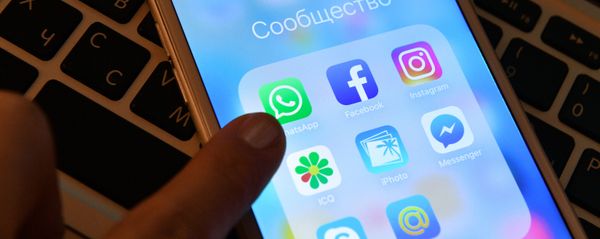 Иконка мессенджера Facebook на экране смартфона - Sputnik Азербайджан