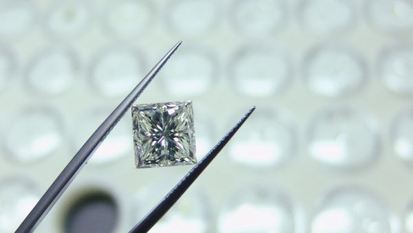 Демонстрация бриллианта, фото из архива - Sputnik Азербайджан