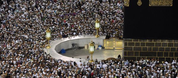 Паломники во время хаджа совершают обход вокруг Каабы в мечети Масджид аль-Харам в Мекке - Sputnik Азербайджан