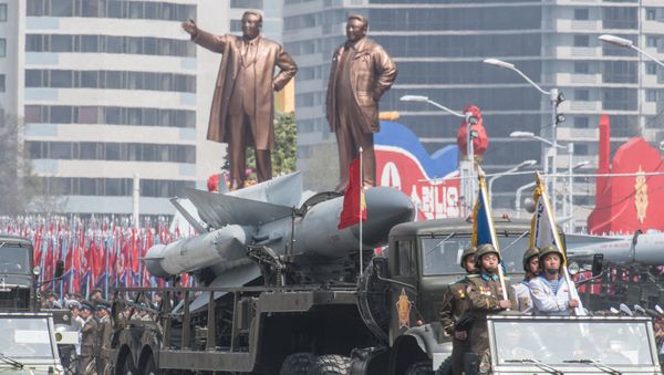 Зенитно-ракетный комплекс (ЗРК) С-200 Корейской народной армии во время парада, приуроченного к 105-й годовщине со дня рождения основателя северокорейского государства Ким Ир Сена, в Пхеньяне - Sputnik Азербайджан