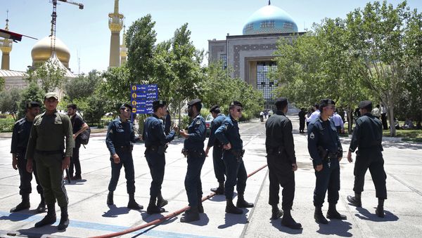 Иранские полицейские у мавзолея Хомейни в Тегеране. 7 июня 2017 года - Sputnik Азербайджан