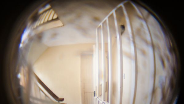 Вид на лестничную площадку через дверной глазок, фото из архива - Sputnik Азербайджан