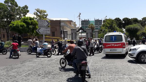 Карета скорой помощи и полицейские у здания парламента Ирана в Тегеране, 7 июня 2017 года - Sputnik Азербайджан