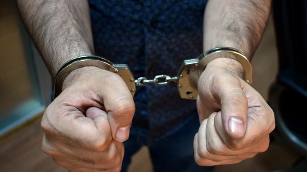 Мужчина в наручниках, фото из архива - Sputnik Азербайджан