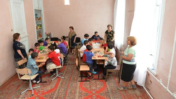 Представители Фонда Гейдара Алиева посетили Шекинский детский дом смешанного типа - Sputnik Азербайджан