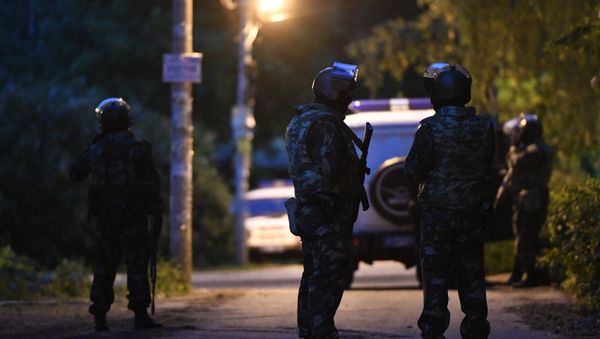 Сотрудники полиции в поселке Кратово Московской области, 10 июня 2017 года - Sputnik Азербайджан