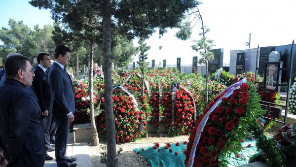Российская делегация во главе с министром энергетики Александром Новаком у могилы Натига Алиева - Sputnik Азербайджан