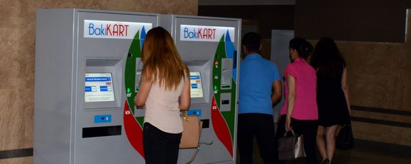 Девушка производит платеж через терминал оплаты на станции бакинского метрополитена - Sputnik Азербайджан