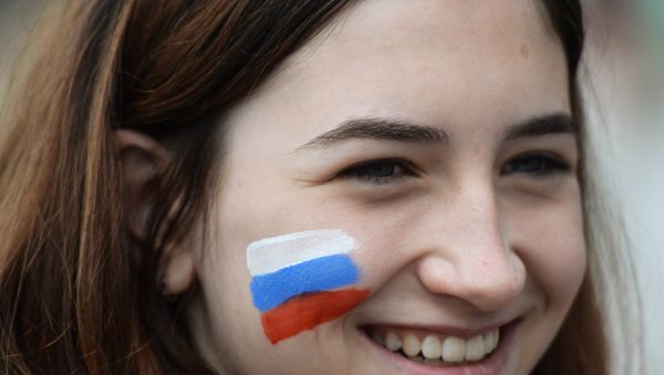 Участница праздничного митинга в честь Дня России на площади Ленина в Новосибирске, 12 июня 2017 года - Sputnik Азербайджан