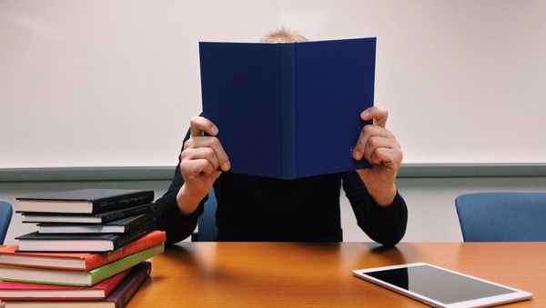Человек за чтением книг, фото из архива - Sputnik Азербайджан