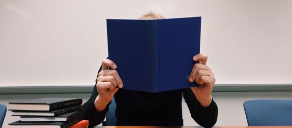 Человек за чтением книг, фото из архива - Sputnik Азербайджан
