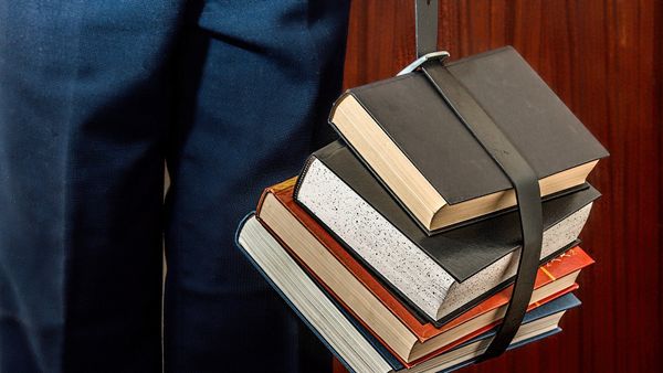 Студент с книгами, фото из архива - Sputnik Азербайджан