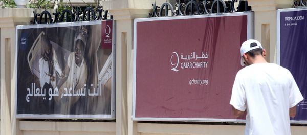 Плакаты на одной ил улиц Дохи, столицы Катара Плакаты на одной ил улиц Дохи, столицы Катара - Sputnik Азербайджан