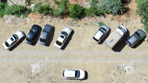 Припаркованные автомобили во дворе жилого дома в Баку - Sputnik Азербайджан