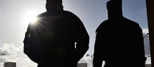 Силуэты мужчин в униформе, фото из архива Силуэты мужчин в униформе, фото из архива - Sputnik Азербайджан