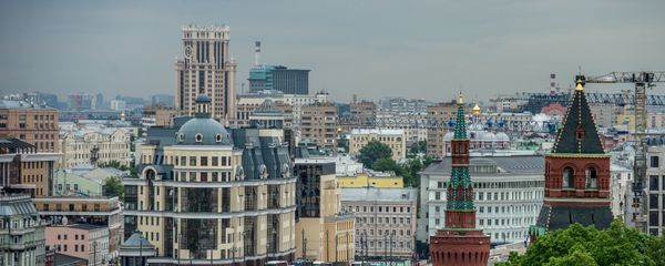 Вид на Константино-Еленинскую башню и Москворецкую башню (справа налево) в Москве - Sputnik Азербайджан