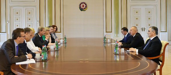 Президент Ильхам Алиев принял делегацию во главе с комиссаром Европейского Союза - Sputnik Азербайджан