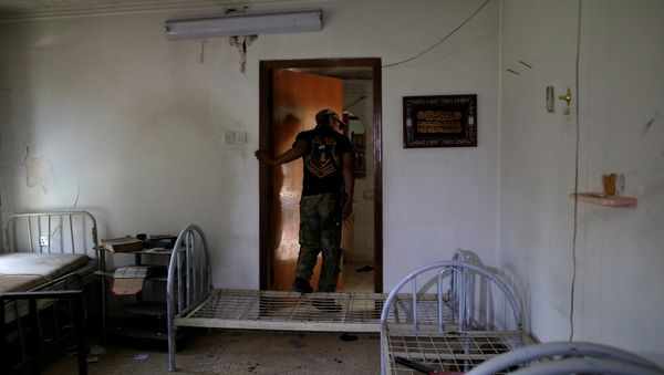 Солдат иракской армии осматривает заброшенную полевую больницу, используемую боевиками ИГ на западе Мосула, Ирак, 6 июня 2017 года - Sputnik Азербайджан