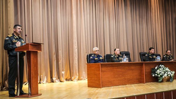 Министр обороны генерал-полковник Закир Гасанов на встрече с выпускниками Высшего военного училища имени Гейдара Алиева - Sputnik Азербайджан