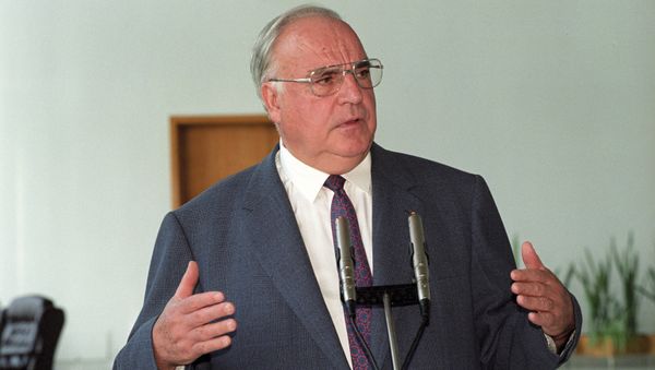 Гельмут Коль во время пресс-конференции в Москве - Sputnik Азербайджан