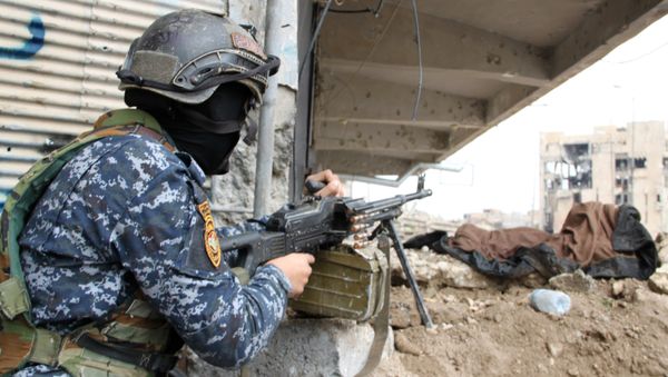 Военнослужащий иракской армии на огневой позиции в Мосуле - Sputnik Азербайджан